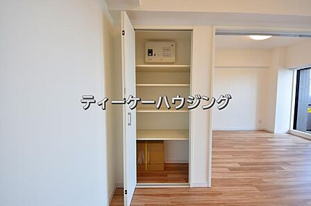 リビングに収納があると助かりますよね。
