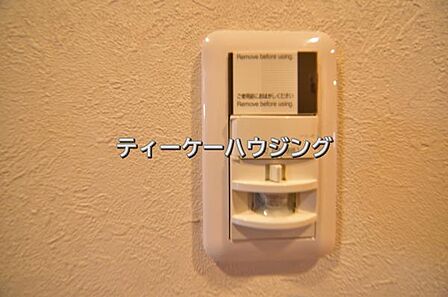 玄関には人感センサー付きの照明を設置しました。