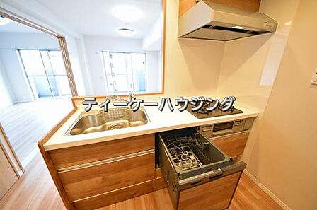 対面式キッチンからはご家族の笑顔を眺めながらお料理して頂けます。毎日の炊事が楽しくなりますね。