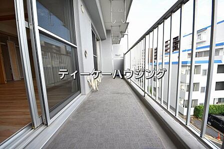 広々したバルコニーは日々の暮らしに、ゆとりと優雅さをもたらしてくれる筈です。