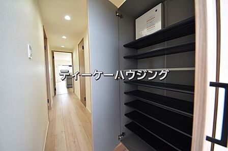 収納力たっぷり。ゆとりのシューズボックスにはママのブーツもラクラク入ります。