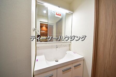洗面台に収納が多いと助かりますよね。