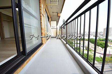 広々したバルコニーは日々の暮らしに、ゆとりと優雅さをもたらしてくれる筈です。 
