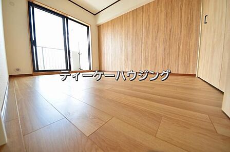 バルコニーに面した明るくて、風通しの良い心地よい洋室です。
