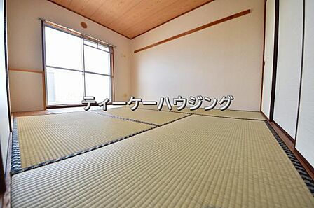 バルコニーに面した明るくて、風通しの良い心地よい和室です。