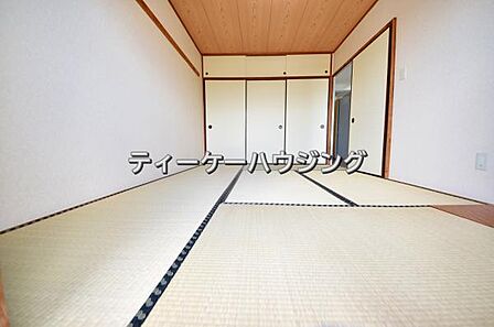畳には空気が多く含まれているので、空気の層が音を吸収。元気いっぱいの子供さんも伸び伸び遊べます。