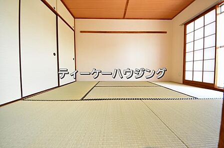 バルコニーに面した明るくて、風通しの良い心地よい和室です。