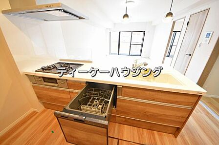 対面式キッチンからはご家族の笑顔を眺めながらお料理して頂けます。毎日の炊事が楽しくなりますね。
