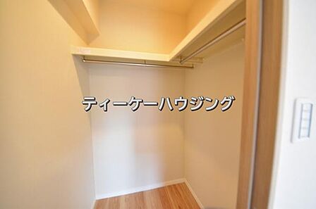女性に嬉しい大容量のウォークインクローゼット。収納場所を気にせず、ママも安心してオシャレを楽しめます