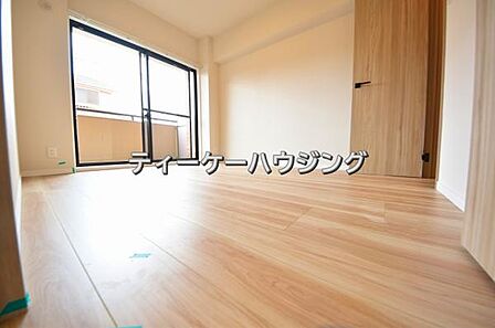 バルコニーに面した明るくて、風通しの良い心地よい洋室です。