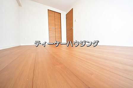 南に面した洋室は採光、通風に優れた心地よい空間です。