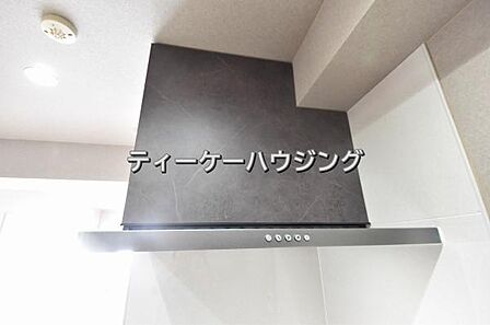 お掃除しやすくいつまでも清潔にお使いいただける手元ライト付き換気扇です。