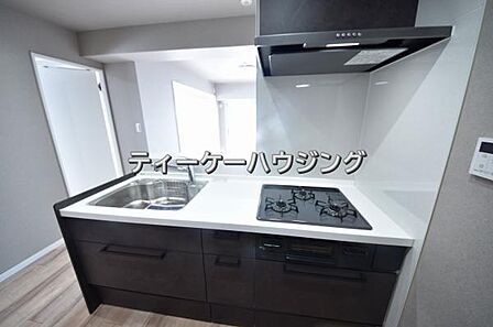対面式キッチンからはご家族の笑顔を眺めながらお料理して頂けます。毎日の炊事が楽しくなりますね。