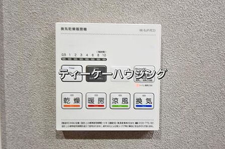 浴室暖房乾燥機がバスルーム内を換気して、カビの発生を抑えます。お洗濯物もよく乾きます。 