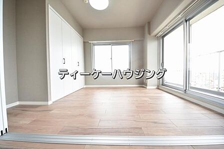 バルコニーに面した明るくて、風通しの良い心地よい洋室です。