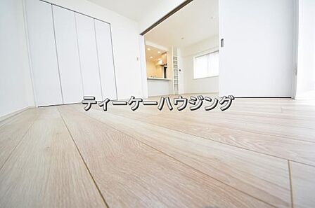 南に面した洋室は採光、通風に優れた心地よい空間です。