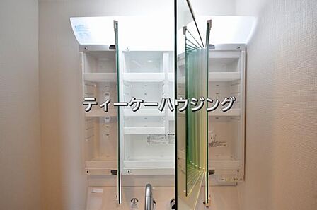 三面鏡の裏には収納がたっぷり。洗面室をすっきりきれいに使えます。