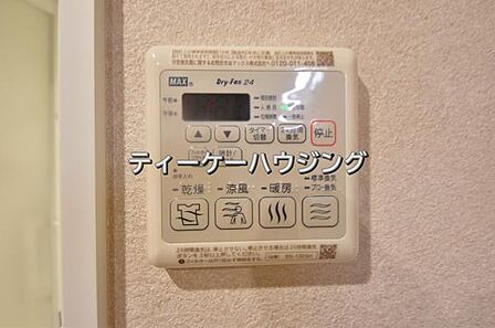 浴室暖房乾燥機がバスルーム内を換気して、カビの発生を抑えます。お洗濯物もよく乾きます。
