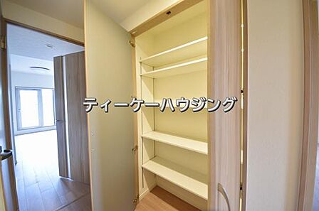 廊下に収納があると助かりますよね。