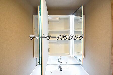 三面鏡の裏には収納がたっぷり。洗面室をすっきりきれいに使えます。