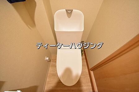 温水洗浄機能付き便座を標準装備。清潔で快適な空間を演出します。