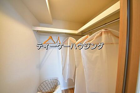 女性に嬉しい大容量のウォークインクローゼット。収納場所を気にせず、ママも安心してオシャレを楽しめます