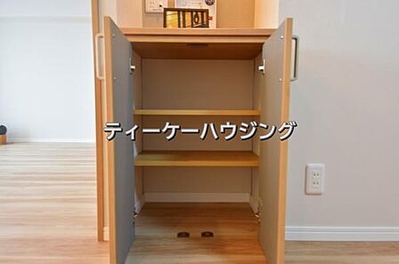 リビングに収納があると助かりますよね。