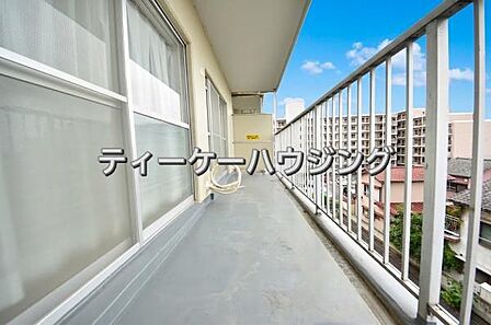 広々したバルコニーは日々の暮らしに、ゆとりと優雅さをもたらしてくれる筈です。