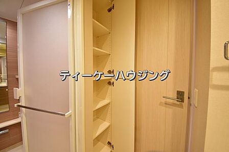 洗面所に収納があると助かりますよね。
