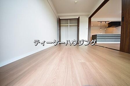 南に面した洋室は採光、通風に優れた心地よい空間です。