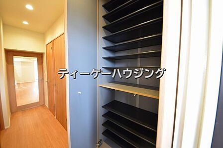 収納力たっぷり。ゆとりのシューズボックスにはママのブーツもラクラク入ります。