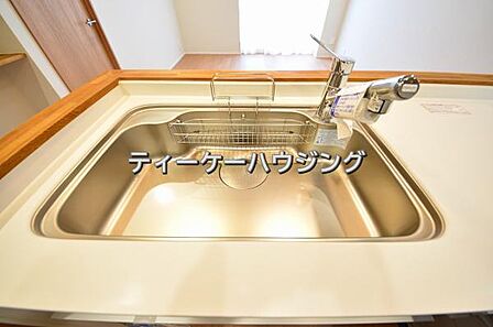 家族と触れ合いを大切にできる対面キッチンです。浄水器付きです。