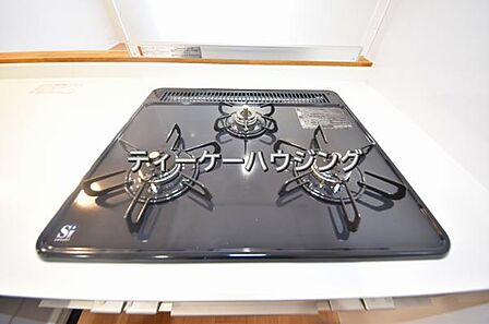三つの調理が同時に出来てお料理時間を一気に短縮。三口ホーロートップコンロ