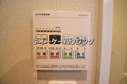 浴室暖房乾燥機がバスルーム内を換気して、カビの発生を抑えます。お洗濯物もよく乾きます。
