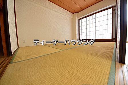 畳には空気が多く含まれているので、空気の層が音を吸収。元気いっぱいの子供さんも伸び伸び遊べます。