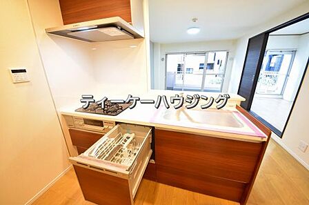 対面式キッチンからはご家族の笑顔を眺めながらお料理して頂けます。毎日の炊事が楽しくなりますね。