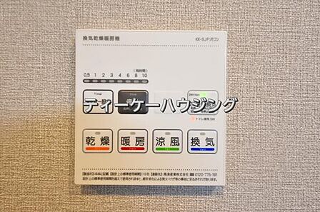 浴室暖房乾燥機がバスルーム内を換気して、カビの発生を抑えます。お洗濯物もよく乾きます。