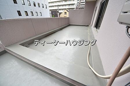 広々したルーフバルコニーは日々の暮らしに、ゆとりと優雅さをもたらしてくれる筈です。