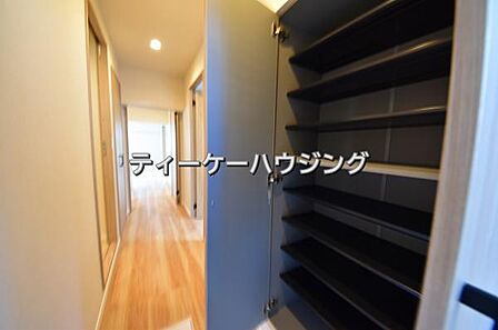 収納力たっぷり。ゆとりのシューズボックスにはママのブーツもラクラク入ります。