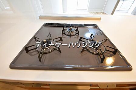 三つの調理が同時に出来てお料理時間を一気に短縮。三口ホーロートップコンロ