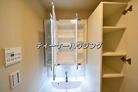 三面鏡の裏には収納がたっぷり。洗面室をすっきりきれいに使えます。