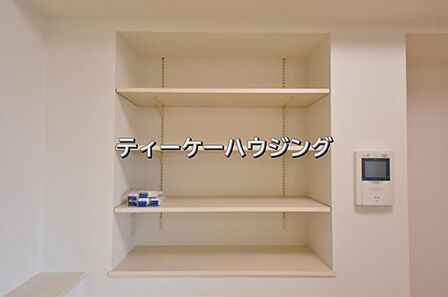 リビングに棚があると助かりますよね。