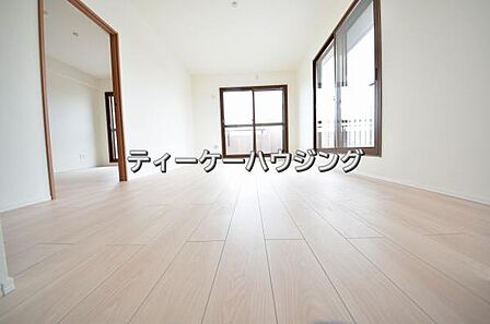 彩光をふんだんに取り入れた明るいリビングは”使いやすい形”にもこだわりました。