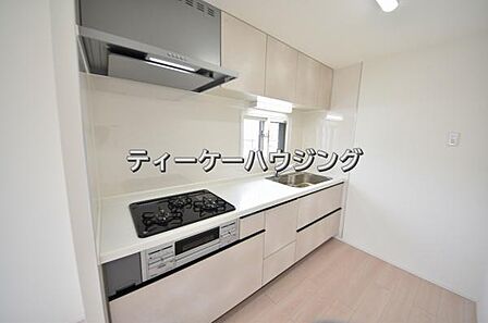 背面スペースも十分に確保された広いキッチンです。