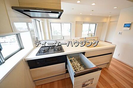 対面式キッチンからはご家族の笑顔を眺めながらお料理して頂けます。毎日の炊事が楽しくなりますね。