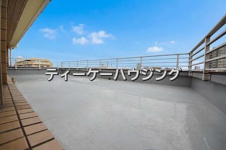 広々したルーフバルコニーは日々の暮らしに、ゆとりと優雅さをもたらしてくれる筈です。