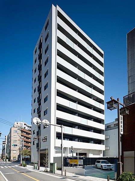 ファサード(西側)青空に溶け込も白を基調としたデザイン。