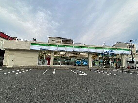 ファミリーマー...