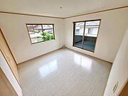 2面採光の明るい洋室には明るい陽射しが差し込みます。