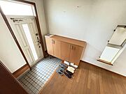 いつも気持ちよくご家族を迎えられる玄関収納付。